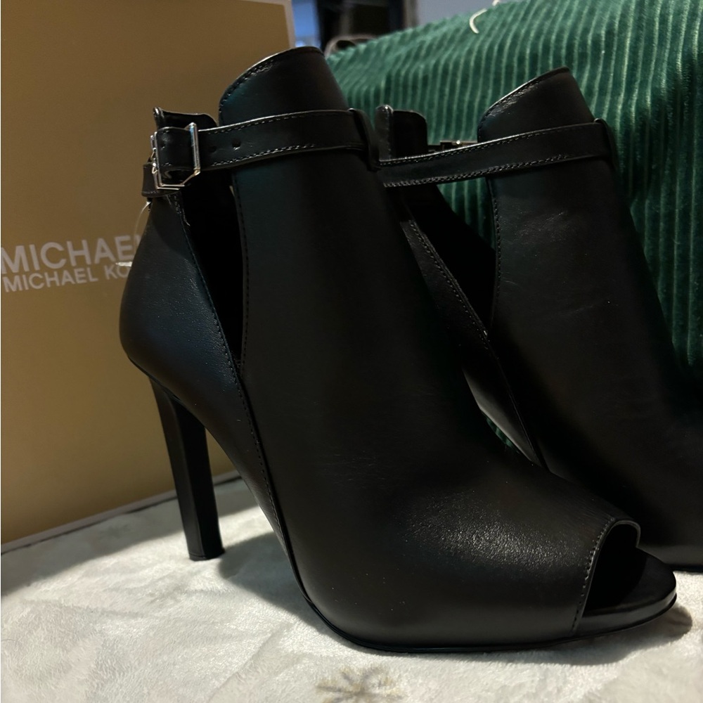 🆕Michael Kors Lawson Bootie🥰 - Picture 2 of 5